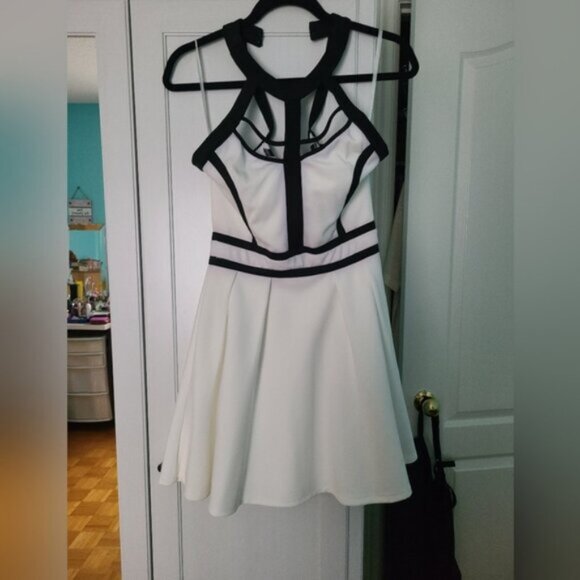 NWT Xenia Boutique White and Black Cutout Dress Fit and Flare Mini Dress Size 8 - Picture 2 of 4